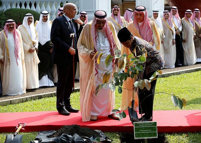Saudiya Arabistoni qiroli al Saud va Indoneziya prezidenti Vidodo. Foto: Reuters