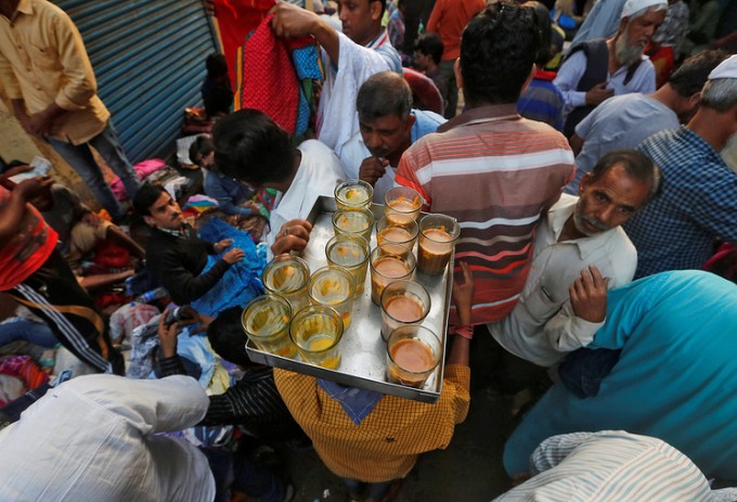 Mumbay bozoridagi choy tashuvchi. Foto: Reuters