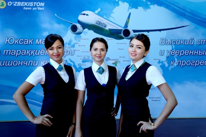 Хаво йуллари сайт авиабилеты. Пилоты стюардессы Uzbekistan Airways. Форма стюардесс Узбекистон хаво йуллари. Узбекистан хаво йуллари стюардессы. Бортпроводник Узбекистан.