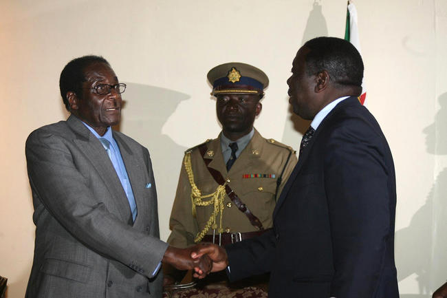 Robert Mugabe va Morgan Svangirai. 2008-yil, 22-iyul.