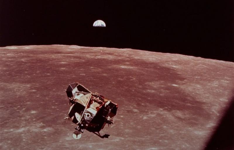 Apollo 11 Ой модулининг тилла модели АҚШдаги кимошди савдосида 122 минг долларга сотилди