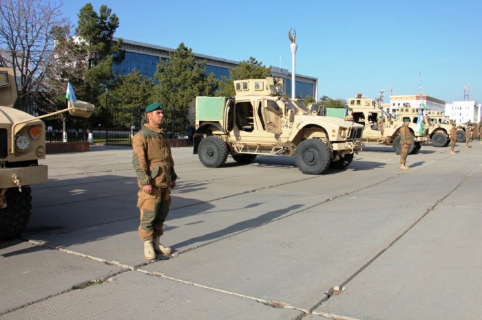 Jizzaxdagi tadbirdan lavha: Oshkosh M-ATV zirhli avtomobillari.