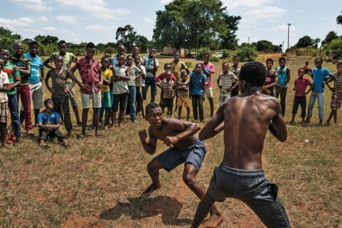 Janubiy Afrikada bolalar va o‘smirlar o‘rtasidagi mushtlashish jangi. Foto: National Geographic