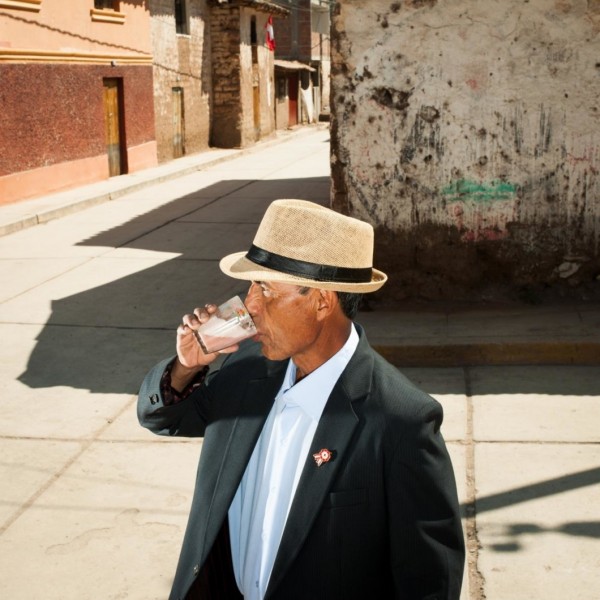 Perulik jo‘xori-qulupnayli pivo ichmoqda. Foto: National Geographic