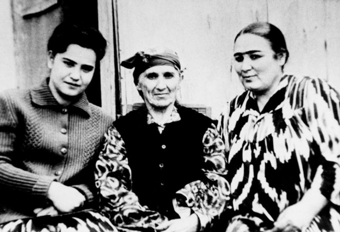 Suratda: Taklifa Karimova, Sanobar aya (I.Karimovning onasi), Mehriniso Karimova (I.Karimovning opasi). Arxiv
