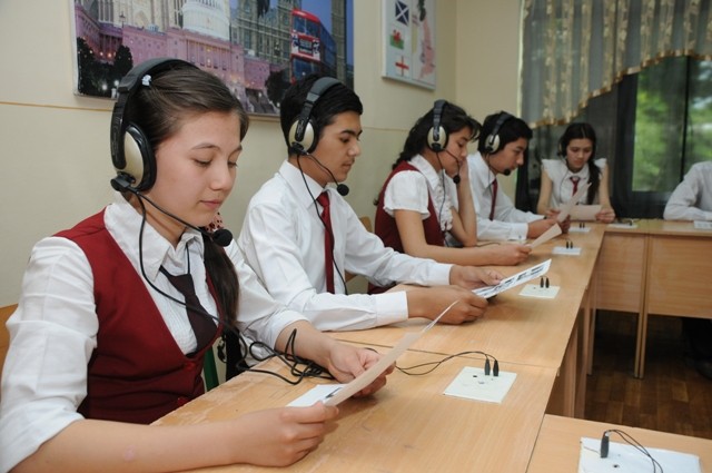 Student nukusii uz hemis. Образование в Узбекистане. Студенты Узбекистана. Колледж Узбекистан. Узбечки в колледже.