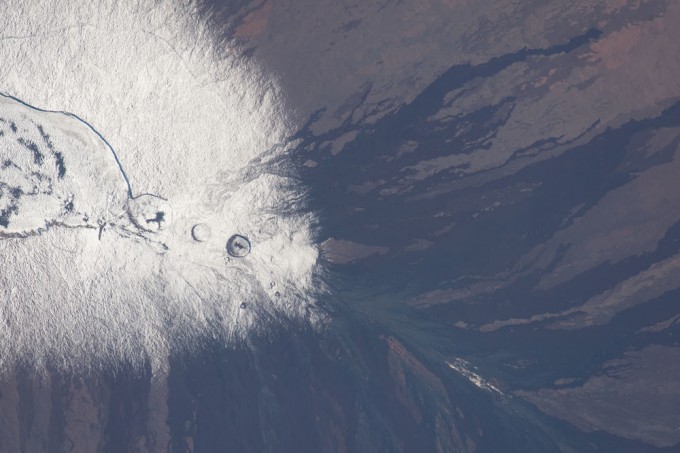 Mauna-Loa vulqoni cho‘qqisidagi kaldera va lava oqimlari. Foto: NASA