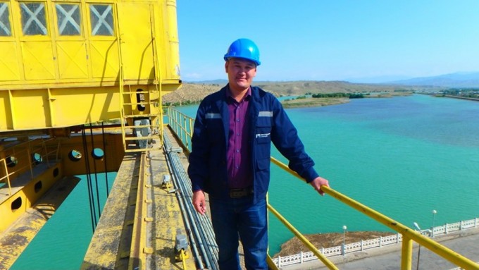 O‘zbekiston va Qirg‘iziston chegarasida joylashgan Uchqo‘rg‘on gidroelektr statsiyasi ishchisi. Foto: GulzatBaialieva