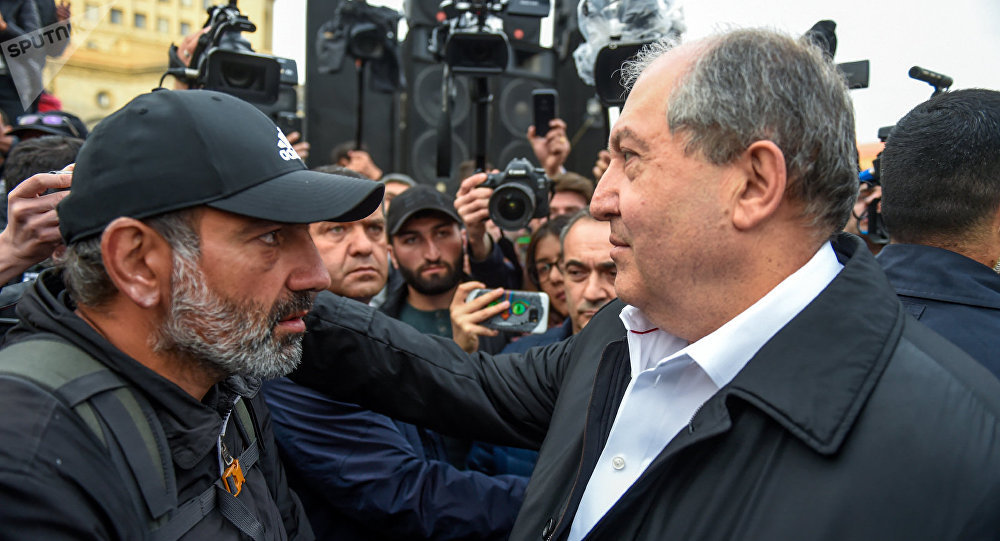 Armen Sarkisyan (o‘ngda) va Nikol Pashinyan (chapda).