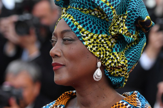 Африкалик актриса Хажа Нин ҳар бири 16 каратли иккита ноксимон бриллиантли зирак тақди. Фото: Forbes