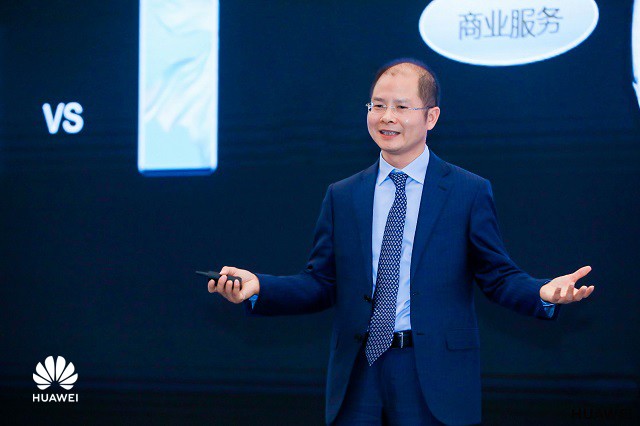 Huawei компаниясининг амалдаги раиси ўринбосари Эрик Сюй (Eric Xu) 2019 International Auto Key Tech Forum тадбирида нутқ сўзламоқда.