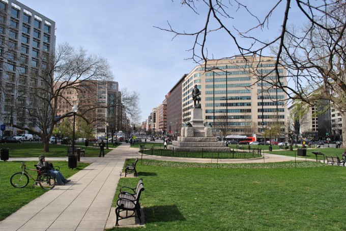 Вашингтон марказидаги Farragut Square боғи. Шаҳарда бундай боғларни ҳар қадамда топасиз.