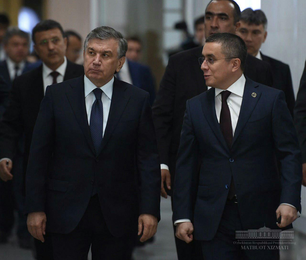 Farhod Mamajonov (o‘ngda) Prezident Shavkat Mirziyoyev bilan birga.