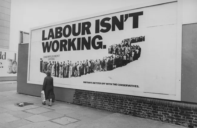 «Лейбористлар ишламаяпти» деб ёзилган билбордлар Буюк Британия кўчаларида 1978 йили пайдо бўлганди.