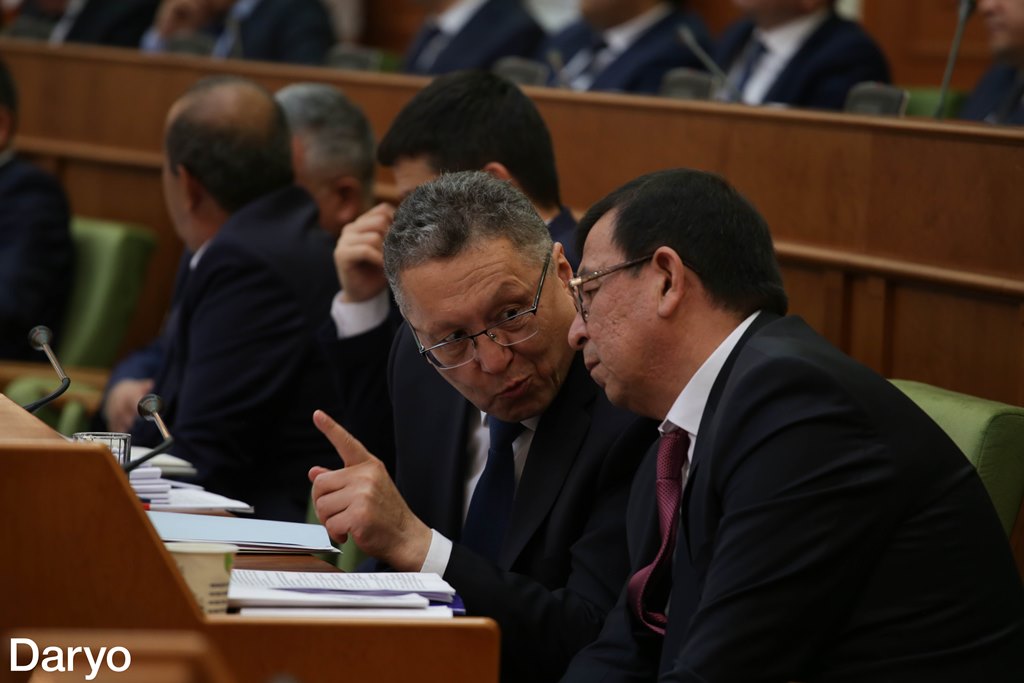 Markaziy bank raisi Mamarizo Nurmurotov (chapda) Senat 23-yalpi majlisi vaqtida bosh prokuror o‘rinbosari Erkin Yo‘ldoshev bilan fikr almashmoqda.