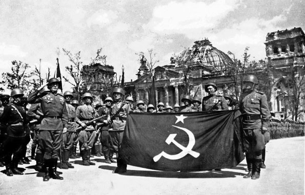 Sovet askarlari Berlinda.