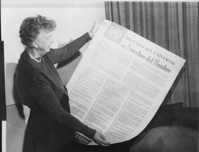 Franklin Delano Ruzveltning rafiqasi Eleanor Ruzvelt Inson huquqlari deklaratsiyasi bilan.