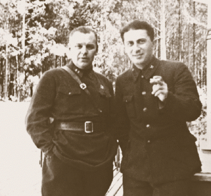 Yakov Jugashvili (o‘ngda) Stalinni qo‘riqlash xizmati boshlig‘i Nikolay Vlasik bilan