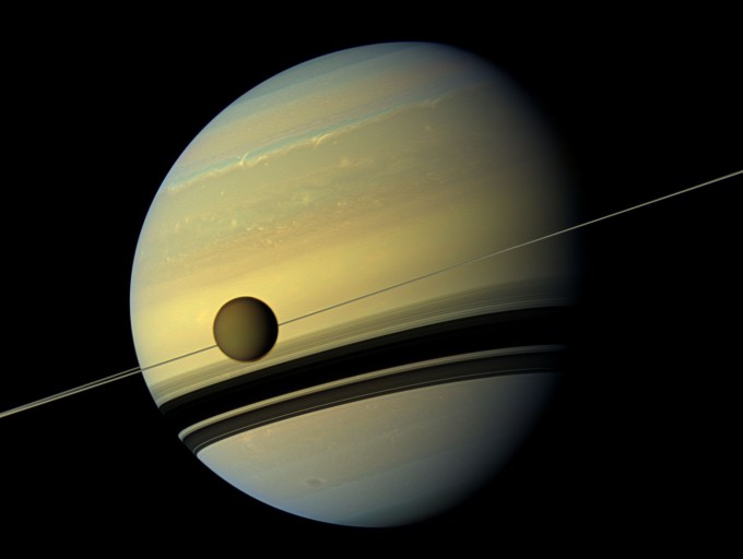 Титан Сатурн фонида.