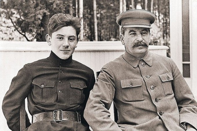 Vasiliy Stalin otasi bilan.