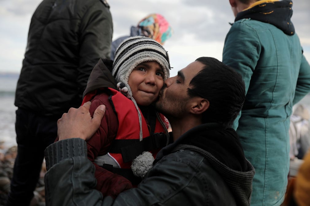 Gretsiyaning Lesbos oroliga qayiqda yetib kelgan afg‘on migrantlari.