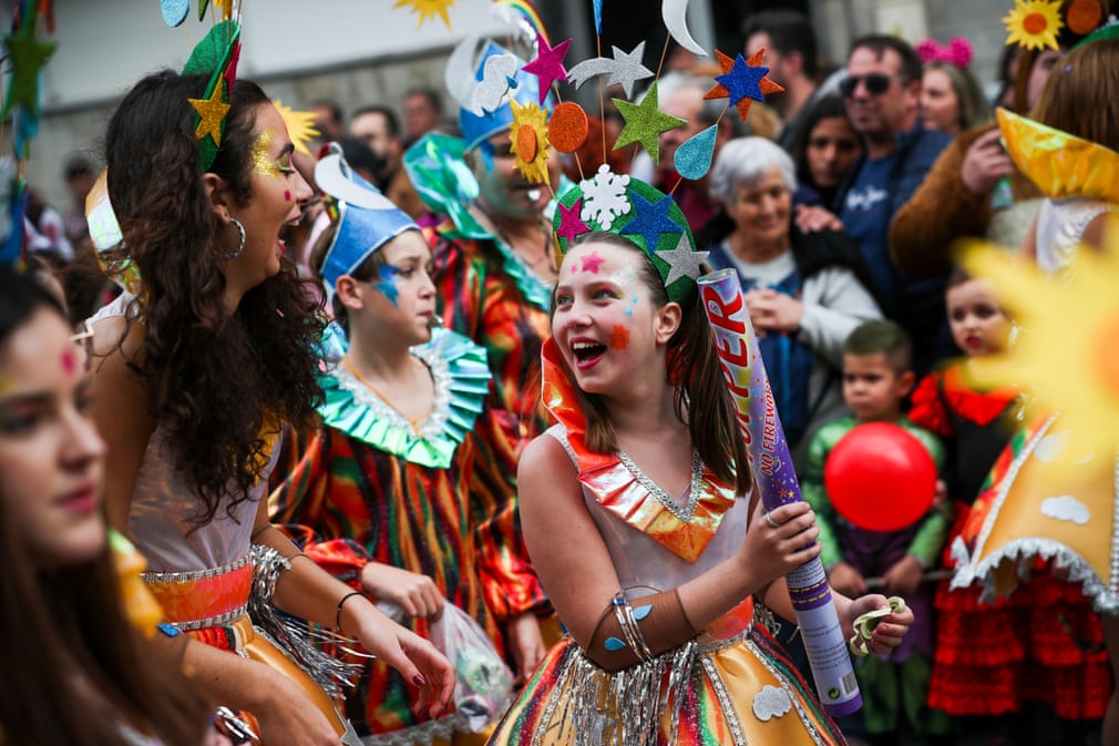 Португалиянинг Лореш шаҳридаги карнавал.
