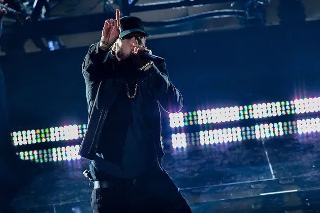 Eminem 17 yil avval Oskarga loyiq topilgan “Lose Yourself” qo‘shig‘ini yana ijro etdi