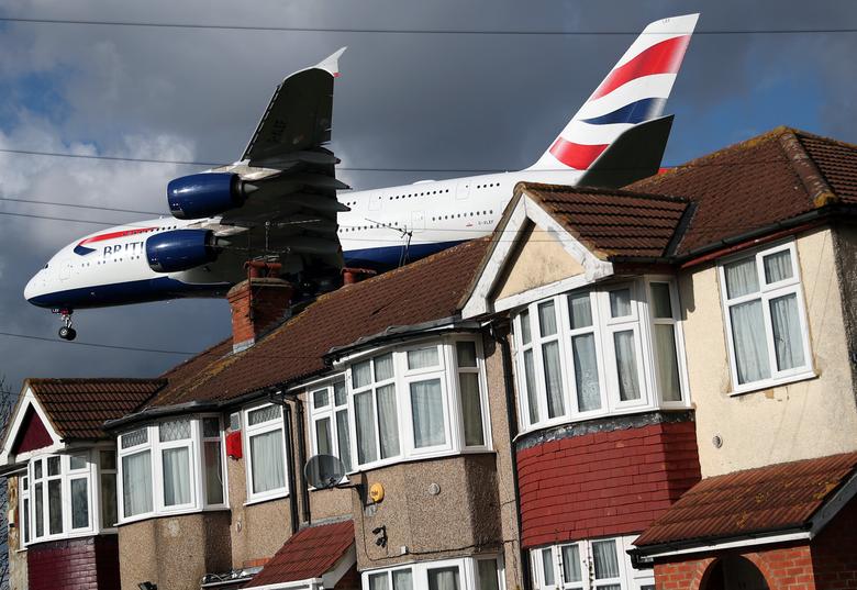 British Airways’ning Airbus A380 samolyoti Londondagi Xitrou aeroportiga qo‘nish chog‘ida uylar ustidan uchib o‘tmoqda.