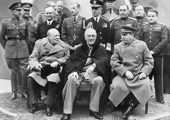 Qrim konferensiyasi, pastki qatorda chapdan o‘ngga: Cherchill, Ruzvelt, Stalin.