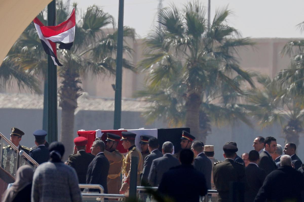 Misr sobiq prezidenti Husni Muborakning tobutini ko‘tarib ketayotgan askarlar. Sobiq prezident 25-fevral kuni 91 yoshida vafot etdi.