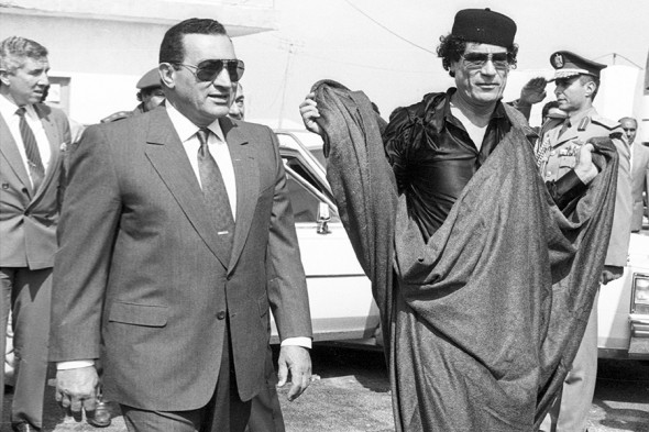 Misr prezidenti Husni Muborak va Liviya yetakchisi Muammar Kaddafi (o‘ngda).