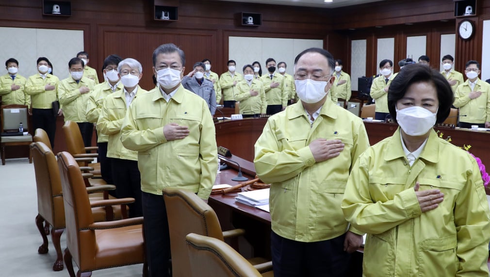 Niqob taqqan Janubiy Koreya prezidenti Mun Chje In hukumat majlisida qatnashmoqda. Mamlakatda koronavirusga chalinganlar soni 5 mingdan oshib ketdi.