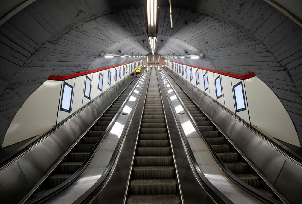 Venadagi metro eskalatoridan tushib kelayotgan yolg‘iz yo‘lovchi.