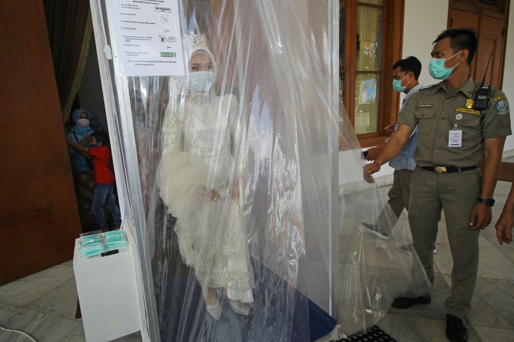 Индонезиянинг Сурабая шаҳрида тўйи бўлаётган келин дезинфекция камерасида дезинфекция қилинмоқда.