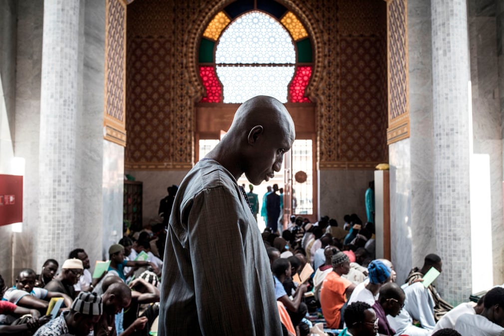 Dakar shahrida joylashgan masjiddagi senegallik musulmonlar.