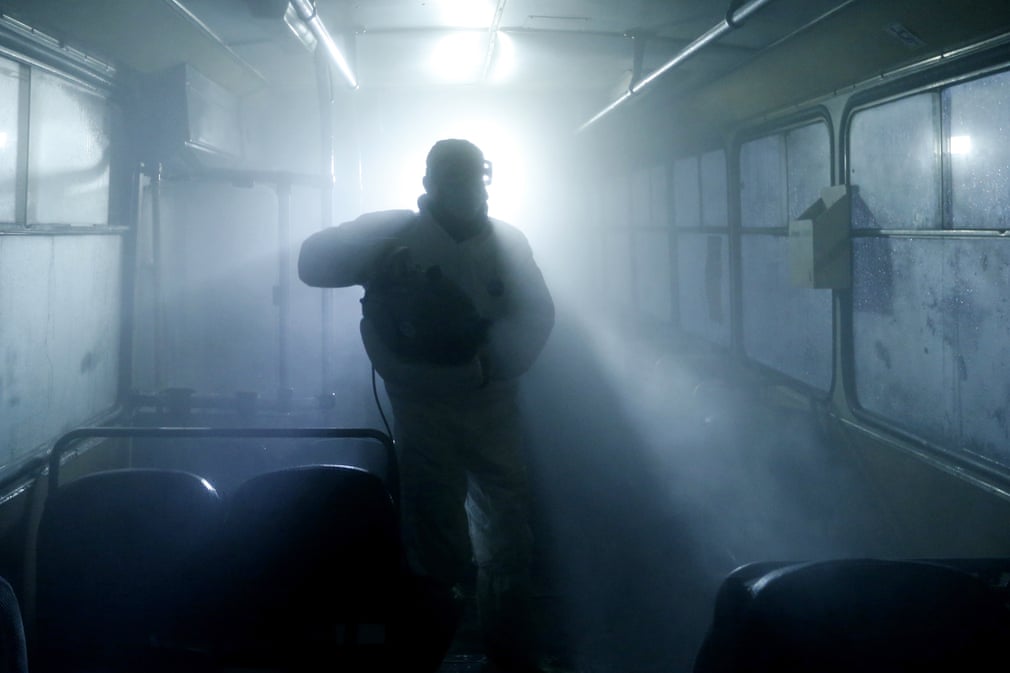 Armaniston poytaxti Yerevanda avtobus dezinfeksiya qilinmoqda.