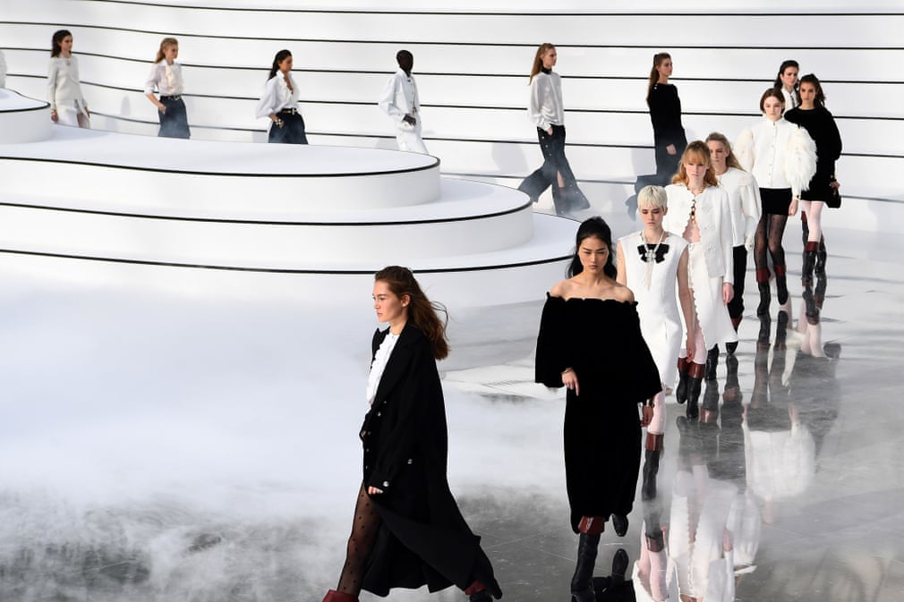 Париждаги мода ҳафталигида моделлар куз—қиш мавсуми учун Chanel коллекцияларини намойиш этмоқда.