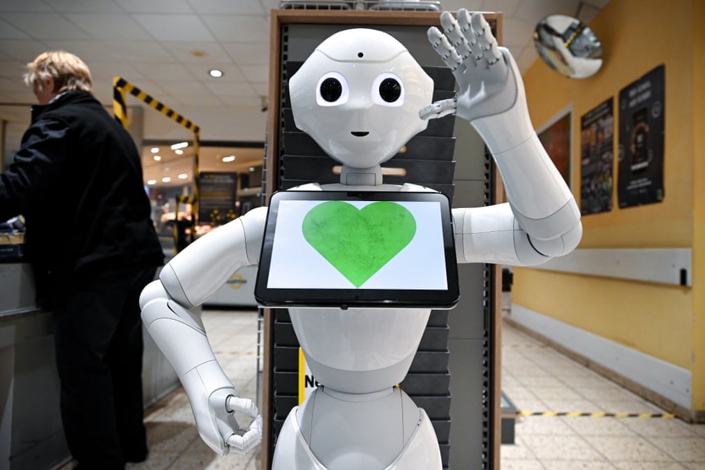 Германиянинг Линдлар коммунасидаги супермаркетда робот одамлар масофа сақлаши учун ёрдам бермоқда.
