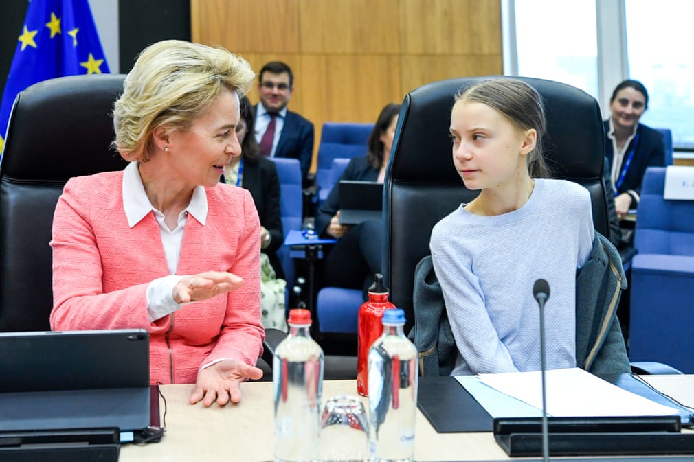 Yevropa komissiyasi prezidenti Ursula fon der Lyayen ekofaol Greta Tunberg bilan Bryusselda suhbatlashmoqda.