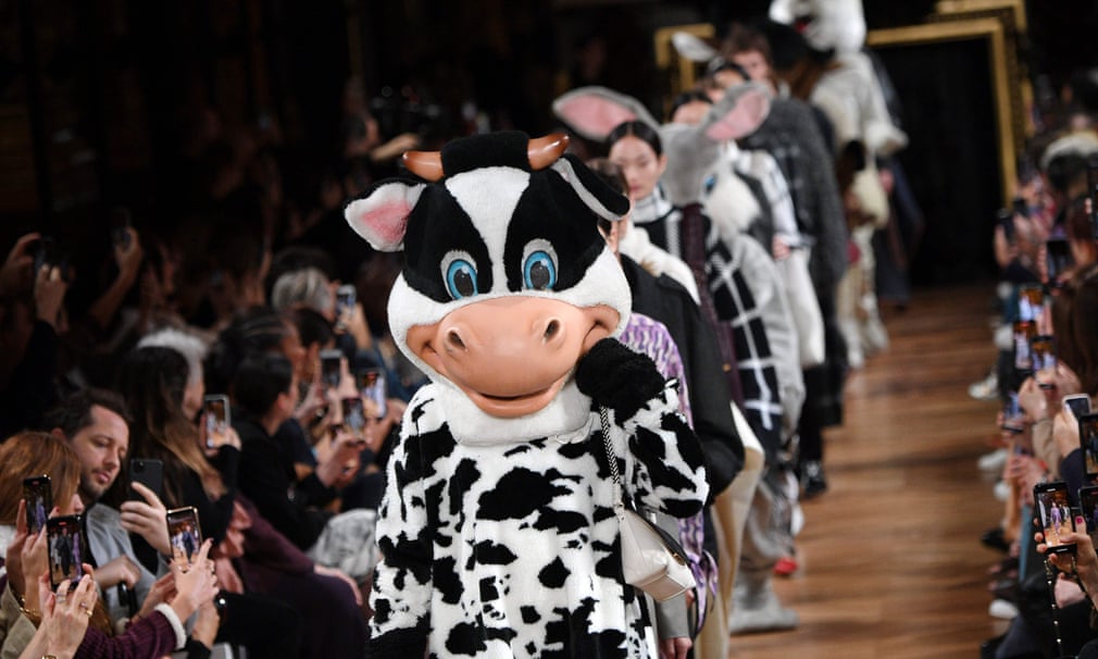 Parijdagi moda haftaligida Stella Makkartnining kolleksiyasidagi liboslar namoyish etildi. Vegetarian bo‘lgan Stella o‘z liboslarida hech qachon hayvon terisi, mo‘ynasi va patlaridan foydalanmaydi.