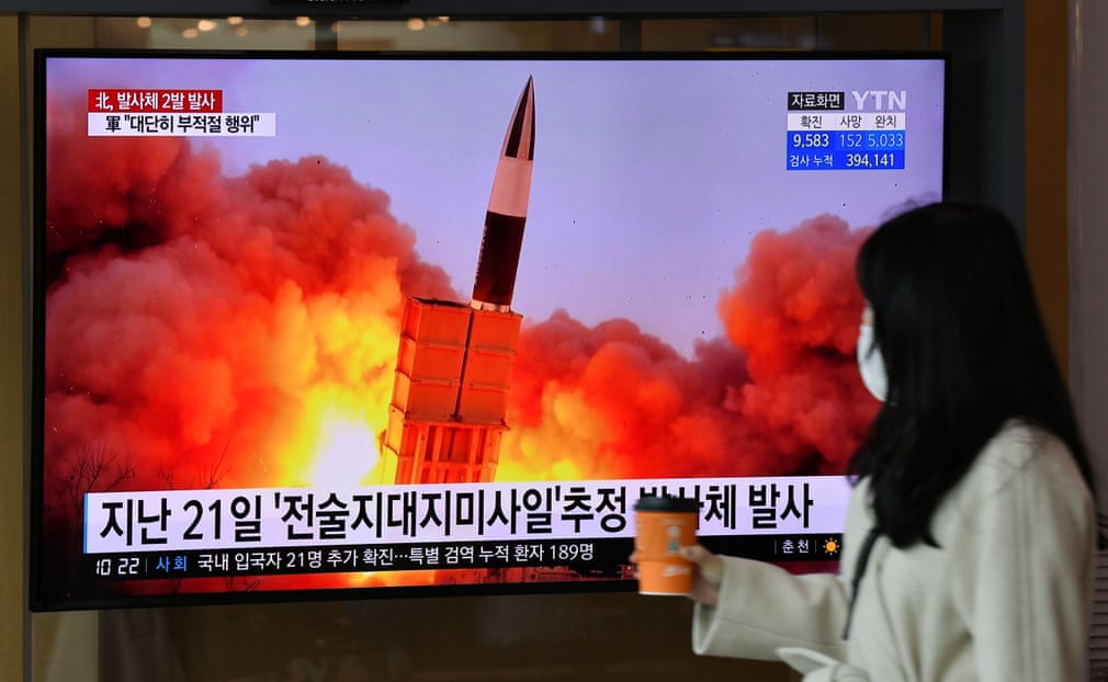 Seul temiryo‘l vokzalidagi ekranda Shimoliy Koreya tomonidan o‘tkazilgan raketa sinovining arxiv kadrlari ko‘rsatilmoqda.