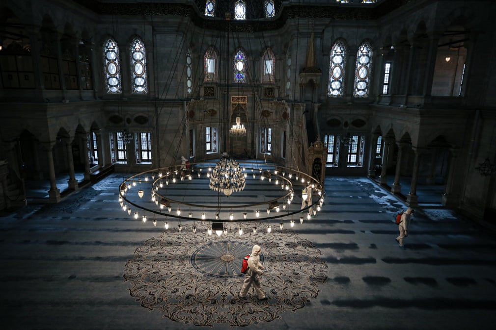 Istanbuldagi Nuruusmoniya masjidi dezinfeksiya qilinmoqda.