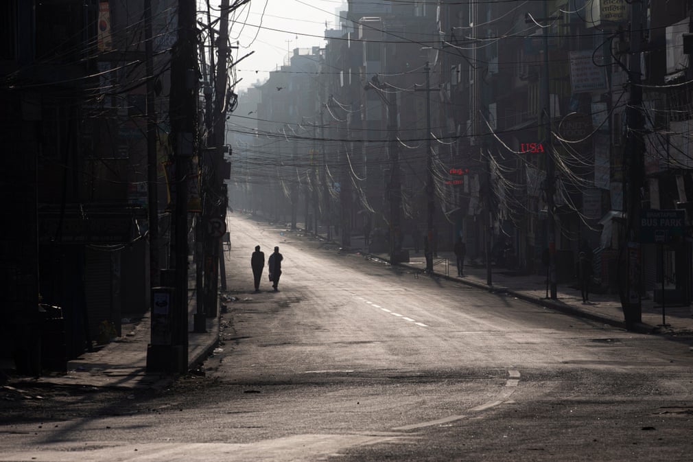 Katmandudagi bo‘m-bo‘sh ko‘chadan ketayotgan ikki kishi. Nepalda umummilliy karantin e’lon qilingan.