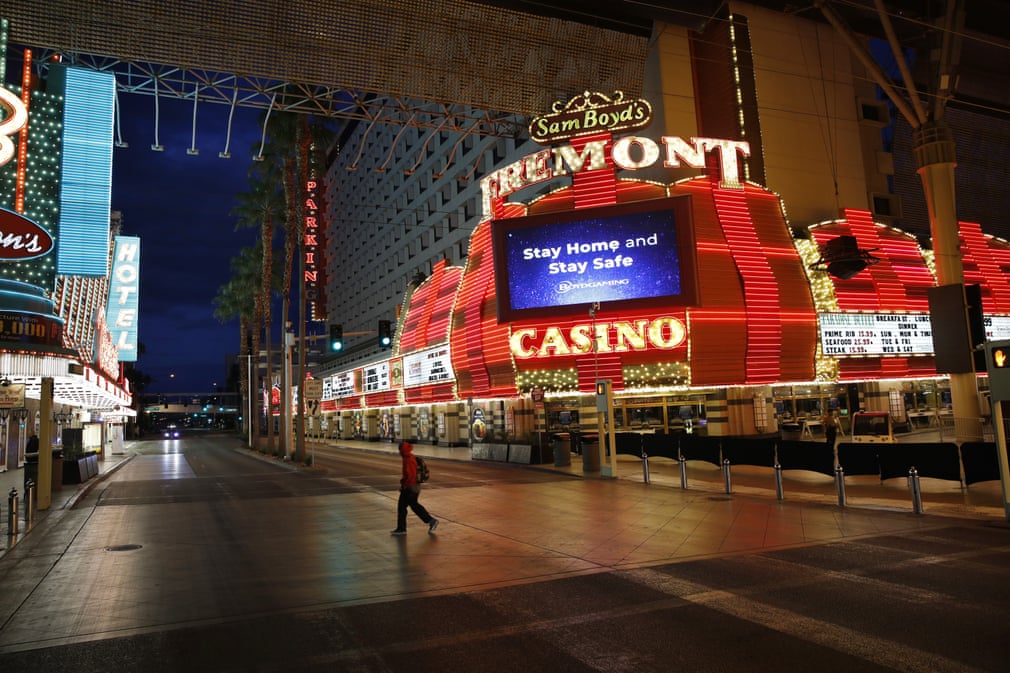 Las-Vegasdagi yopiq kazinolar oldidan o‘tayotgan erkak.