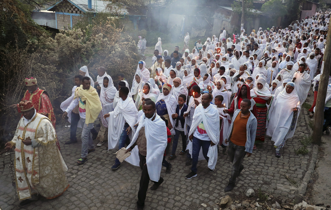 Efiopiyalik xristianlar Addis-Abebada yurishga chiqdi. Dindorlar yurishga boshchilik qilayotgan ruhoniyning qo‘lidagi tutayotgan ladan COVID-19 dan himoya qilishiga ishonadi.