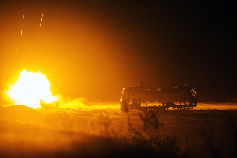 Afg‘onistonning Lag‘mon viloyatidagi Gamberi bazasida 3-kavaleriya polki askarlari tomonidan otilgan raketa ishdan chiqqan avtobus yonida portladi. <em>2014-yil, 31-dekabr.</em>