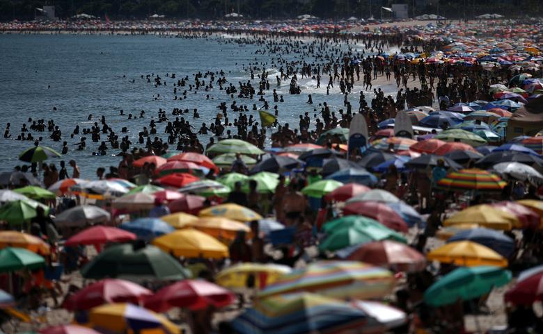 Рио-де-Жанейронинг Ипанема пляжидаги одамлар.