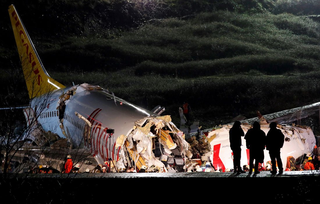 Istanbuldagi aeroportga qo‘nish vaqtida Pegasus Airlines samolyoti uchish-qo‘nish yo‘lagidan <a href=