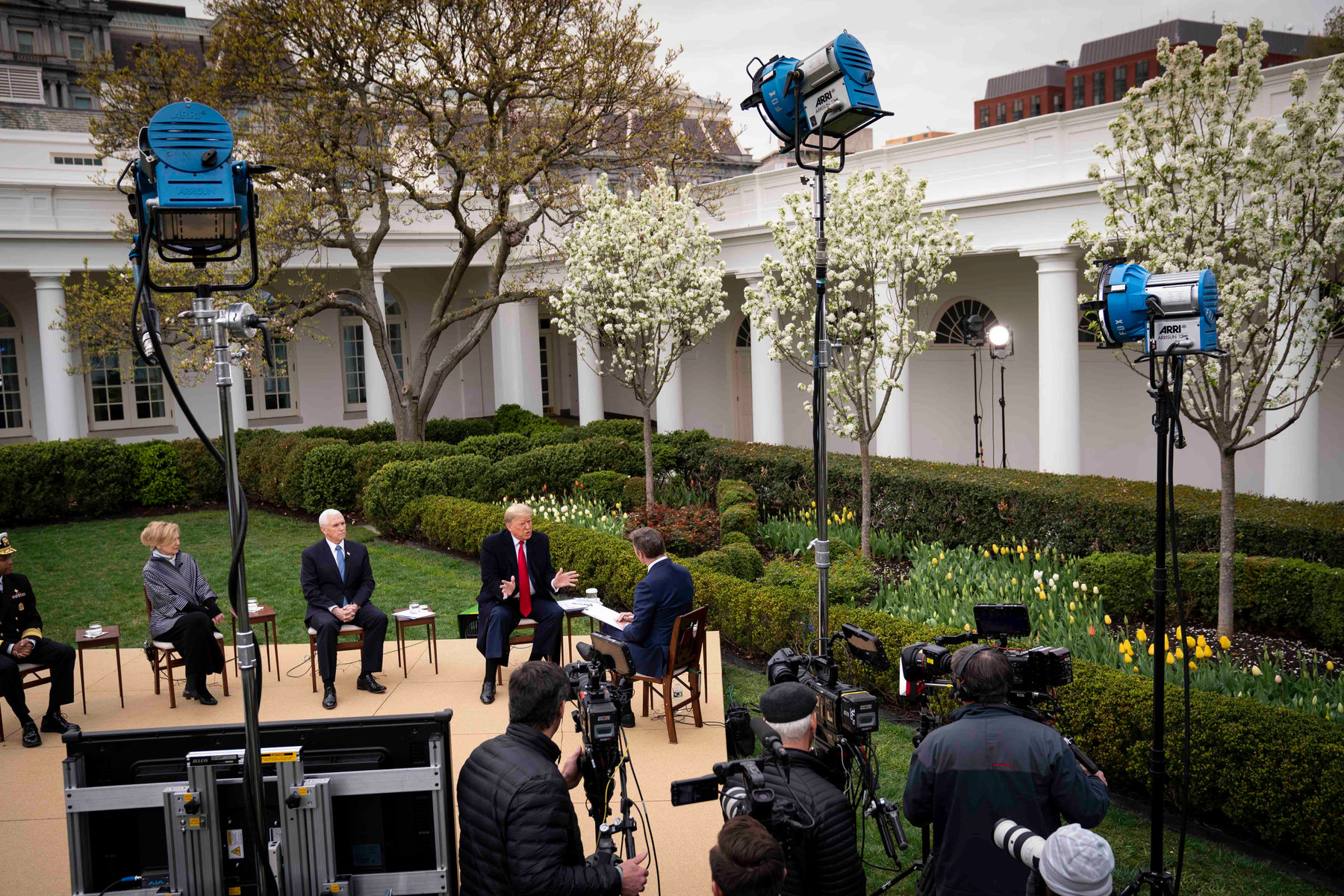 AQSh prezidenti Donald Tramp Fox News boshlovchisi bilan suhbat qurmoqda.