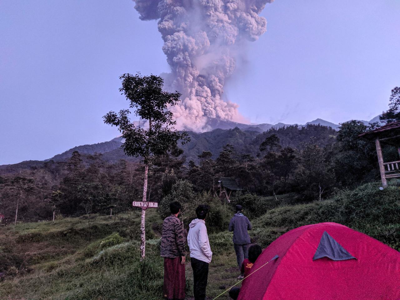 Turistlar Indoneziyaning Yava orolidagi Merapi vulqoni otilishini kuzatmoqda.